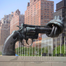 Famoso diseño Metal Craft Replication Bronce anudada Gun Sculpture